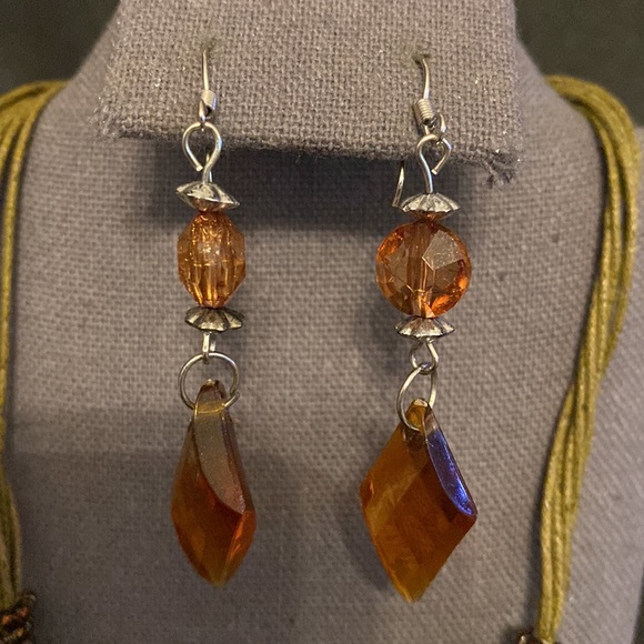 Acrylic dangling necklace with hunter green, orange & silver & matching earrings - Picture 2 of 10
